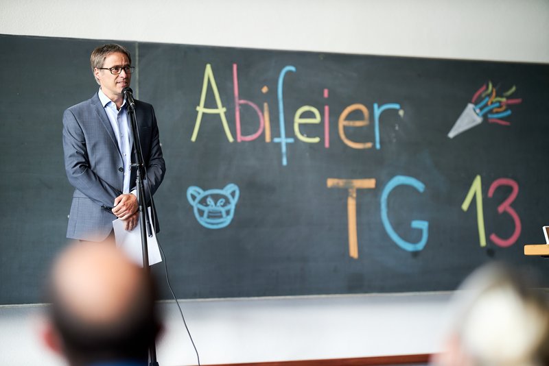 Abteilungsleiter des Technischen Gymnasiums hält eine Abschlussrede vor den Abiturientinnen und Abiturienten.