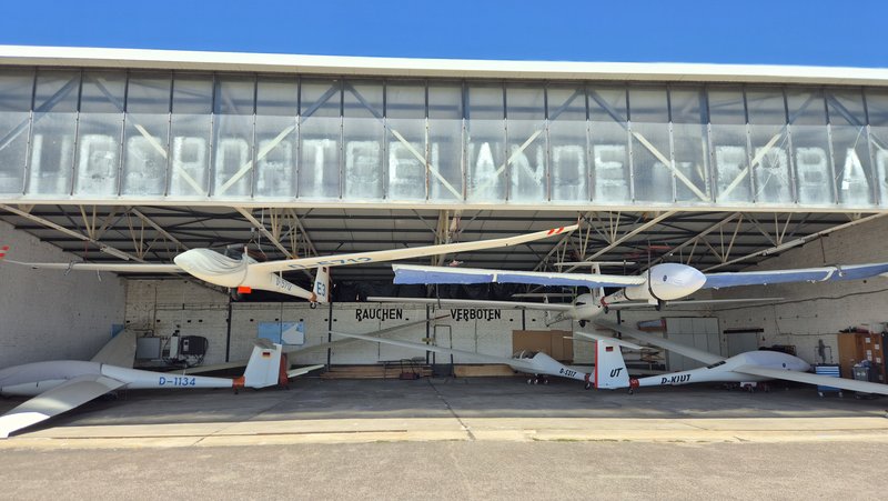Schüler:innen auf dem Flugplatz Erbach