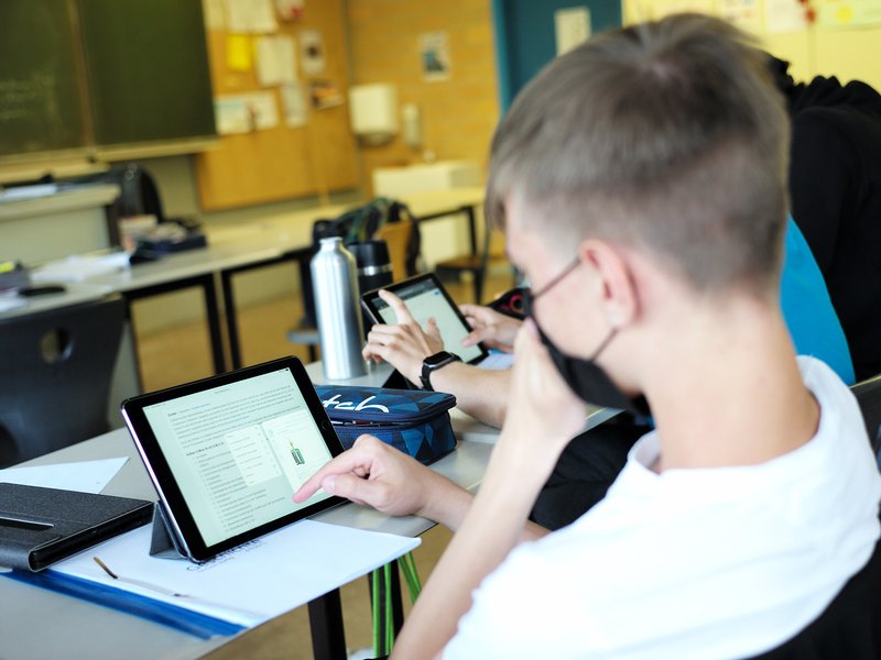 Schüler recherchiert zu einem technischen Thema mit einem Tablet.