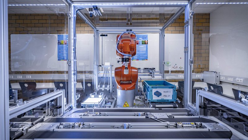Bild eines Roboterarmes der Lernfabrik