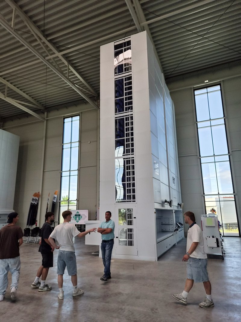 Techniker:innen zu Besuch bei Stadler und Modular.