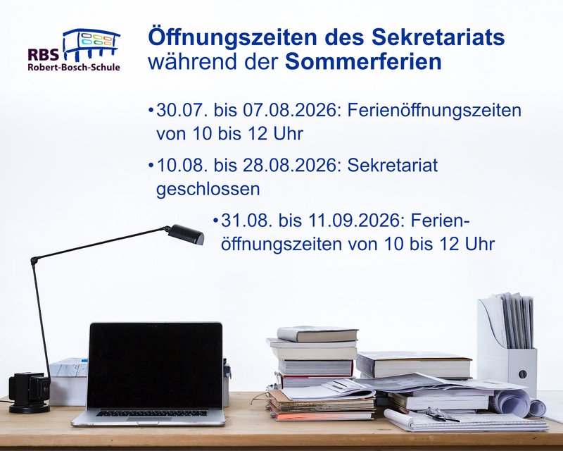 Moderner Schreibtisch mit dem Hinweis zu den Öffnungszeiten des Sekretariates in den Sommerferien.
