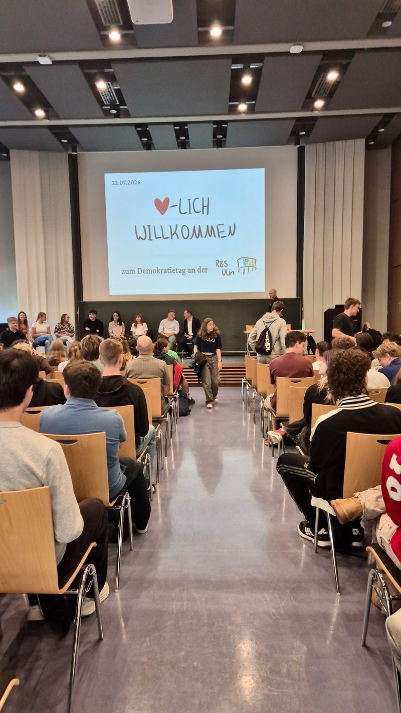 Der Demokratietag an der RBS Ulm. Beginn in der Aula.