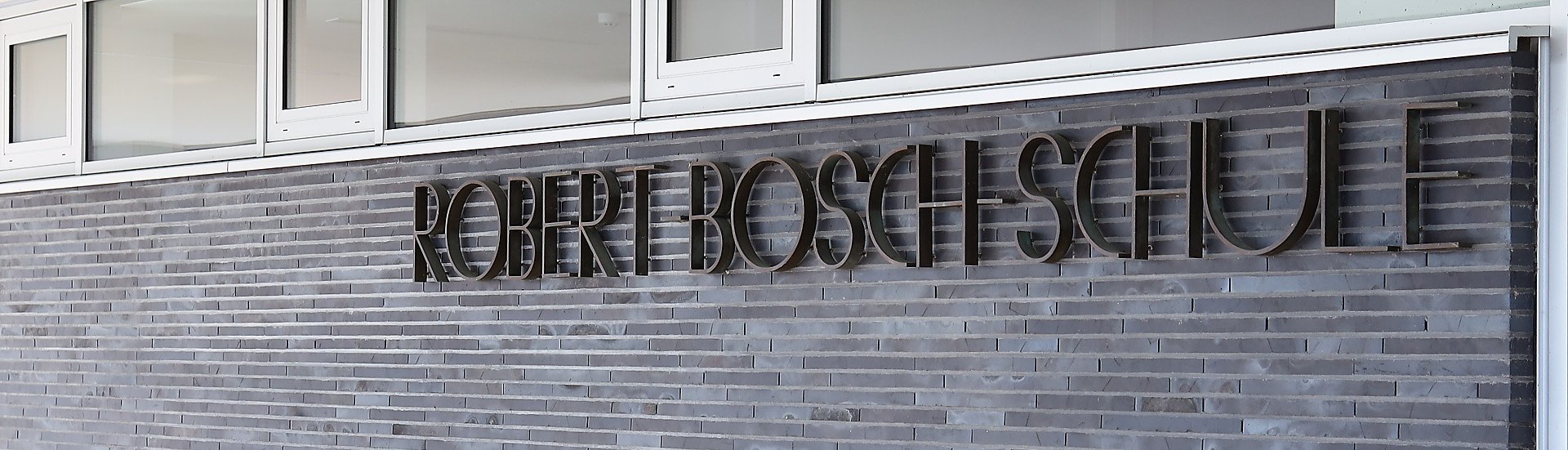 Bild des Schriftzuges "Robert-Bosch-Schule" am Hauptgebäude