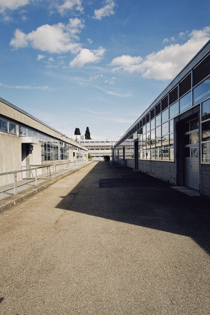 Leeres Schulgelände der RBS Ulm mit blauen Himmel.