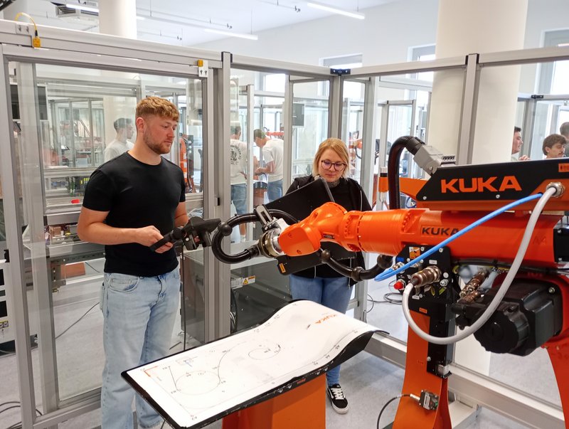 Schüler:innen der Technikerschule beim Kuka College in Augsburg.