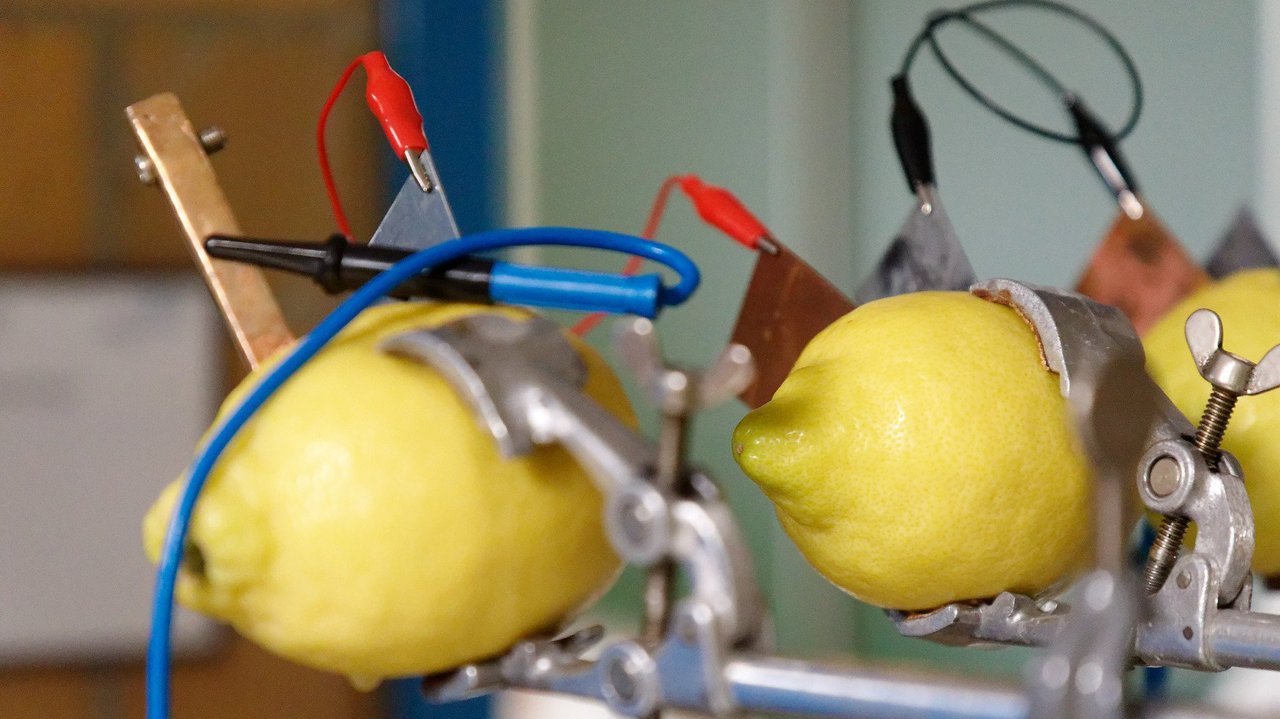 Experiment mit Zitronen und Elektrotechnik