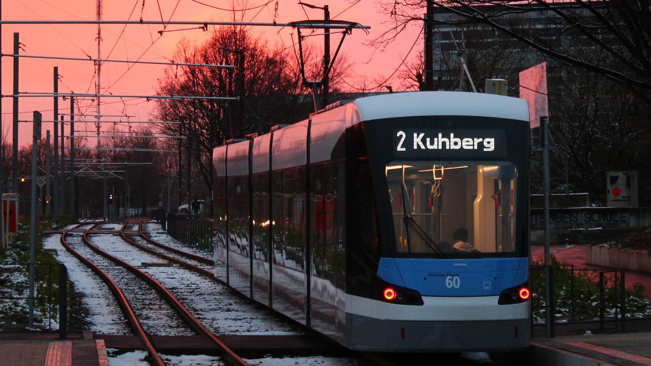 Straßenbahn Linie 2 auf dem Weg zum Kuhberg.